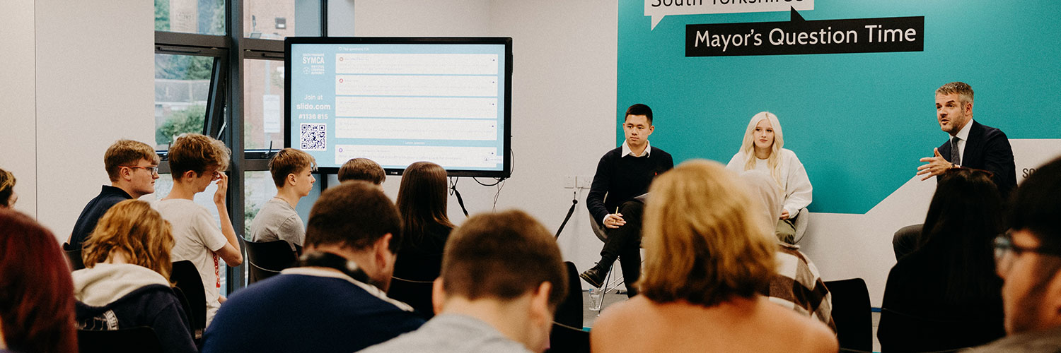 Mayor Oliver Coppard talking to a room full of people